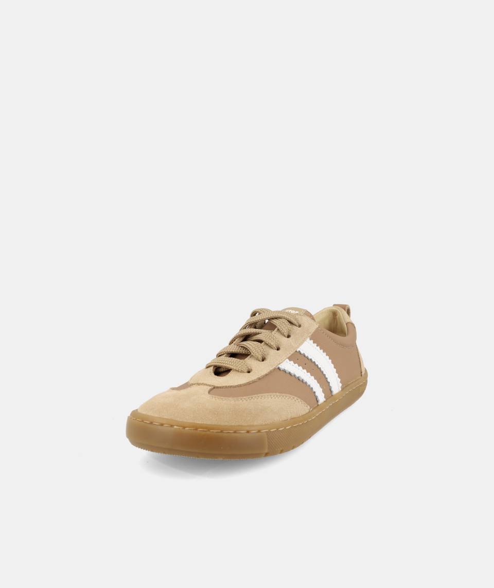 Sapatilha infantil Blanditos by Crio's Delfin em tons de areia e castanho claro, com atacadores e riscas brancas laterais.