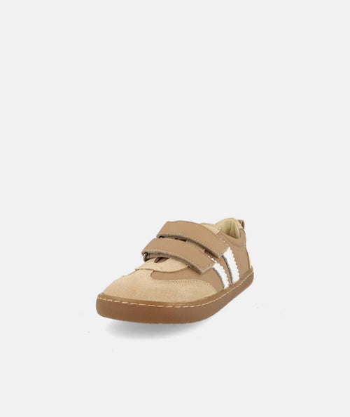 Sapatilha infantil Barefoot Blanditos Delfin cor arena, vista frontal oblíqua, com fecho de duas tiras de velcro e detalhes brancos.