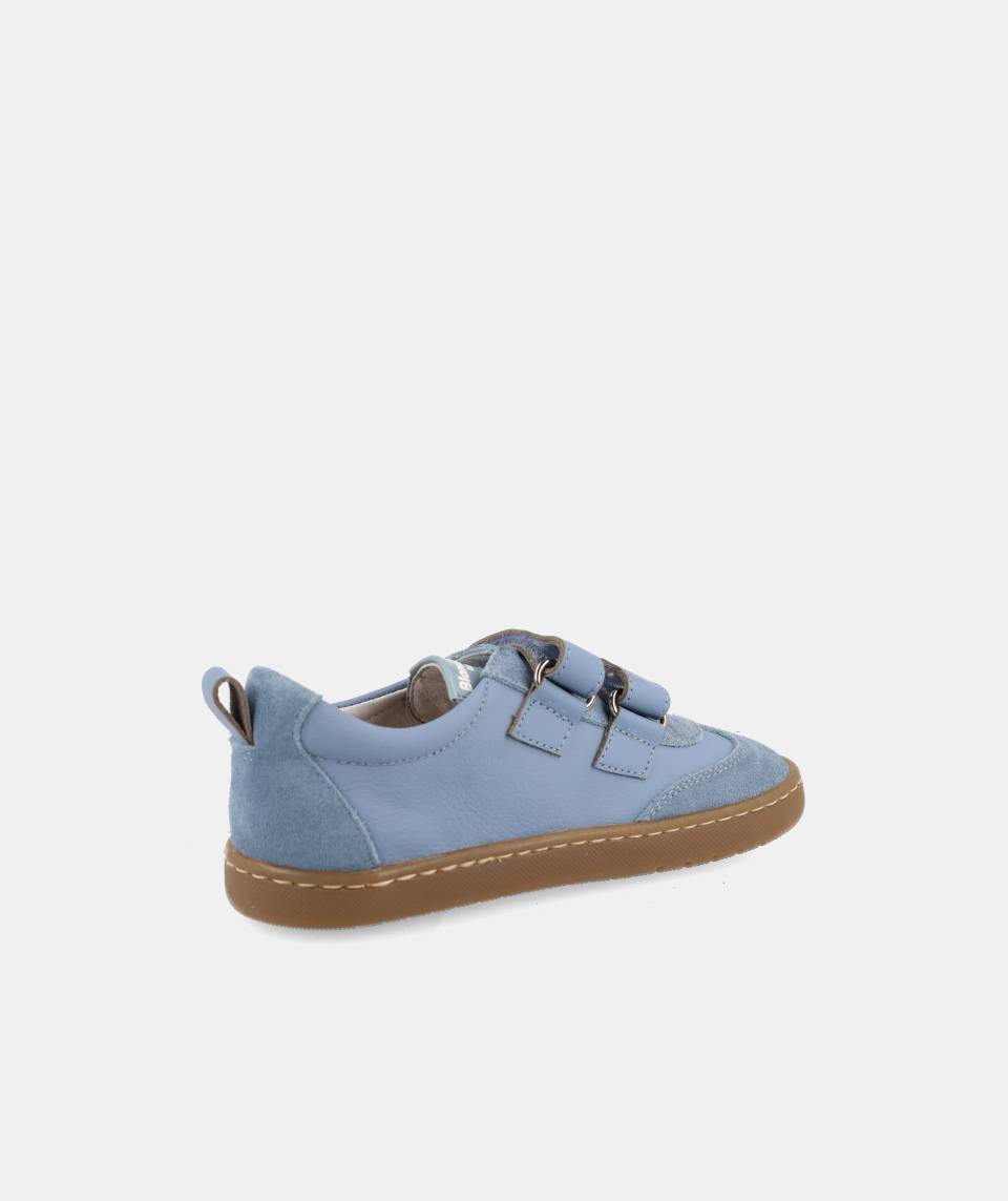 Perspetiva oblíqua da sapatilha Barefoot Blanditos Delfin azul, focando na biqueira larga e no sistema de fecho de velcro.