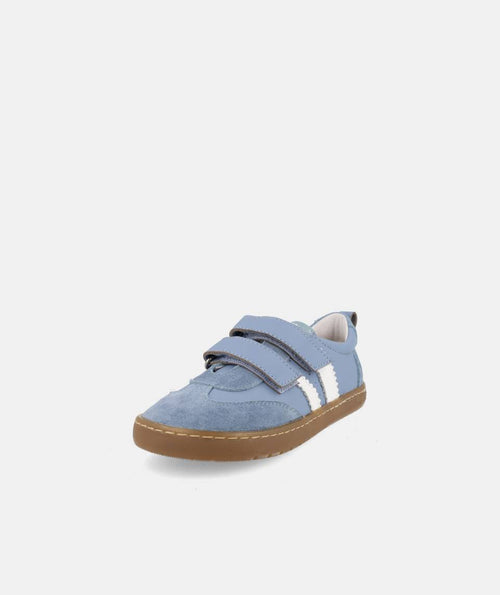 Sapatilha infantil Barefoot Blanditos Delfin azul, vista frontal, com fecho de duas tiras de velcro e detalhes brancos laterais.