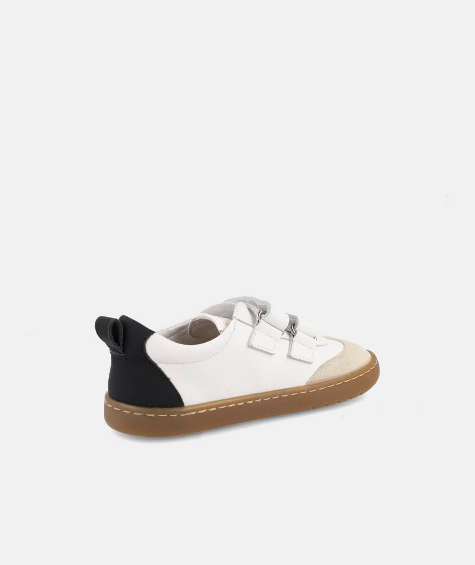 Sapatilha Blanditos Delfin em vista lateral traseira, focando no fecho de velcro e na sola de borracha castanha, ideal para calçado respeitador.