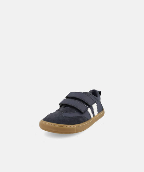 Sapatilha infantil barefoot Blanditos Delfin azul-marinho com fecho de velcro duplo e detalhes brancos, vista frontal em ângulo.