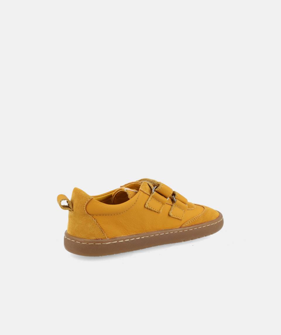 Sapatilha infantil Barefoot Blanditos Delfin ocre, vista lateral traseira, focando na biqueira larga e no fecho de velcro.