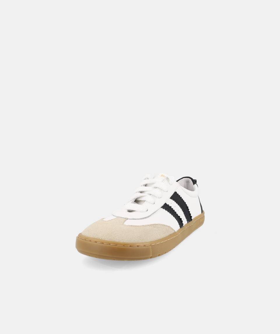 Sapatilha infantil Blanditos Delfin, vista frontal inclinada, branca com riscas pretas e biqueira bege, sola castanha clara.