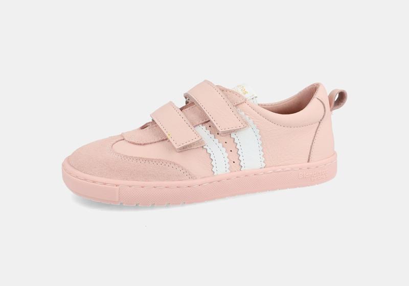 Sapatilha infantil Blanditos by Crio's modelo Delfin rosa, estilo desportivo barefoot com fecho de velcro duplo e detalhes brancos laterais.