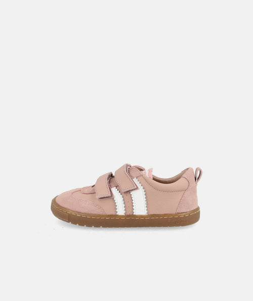 Sapatilha infantil Blanditos Delfin rosa, vista lateral completa, mostrando a sola fina de borracha castanha e o fecho de velcro.