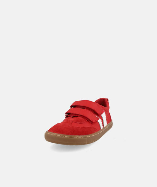 Sapatilha infantil Barefoot Blanditos Delfin vermelha, vista frontal oblíqua, com fecho de duas tiras de velcro e sola de borracha castanha.