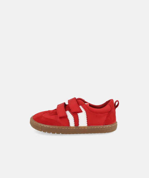 Sapatilha Barefoot Blanditos Delfin vermelha, vista lateral completa, com riscas brancas e sola fina.