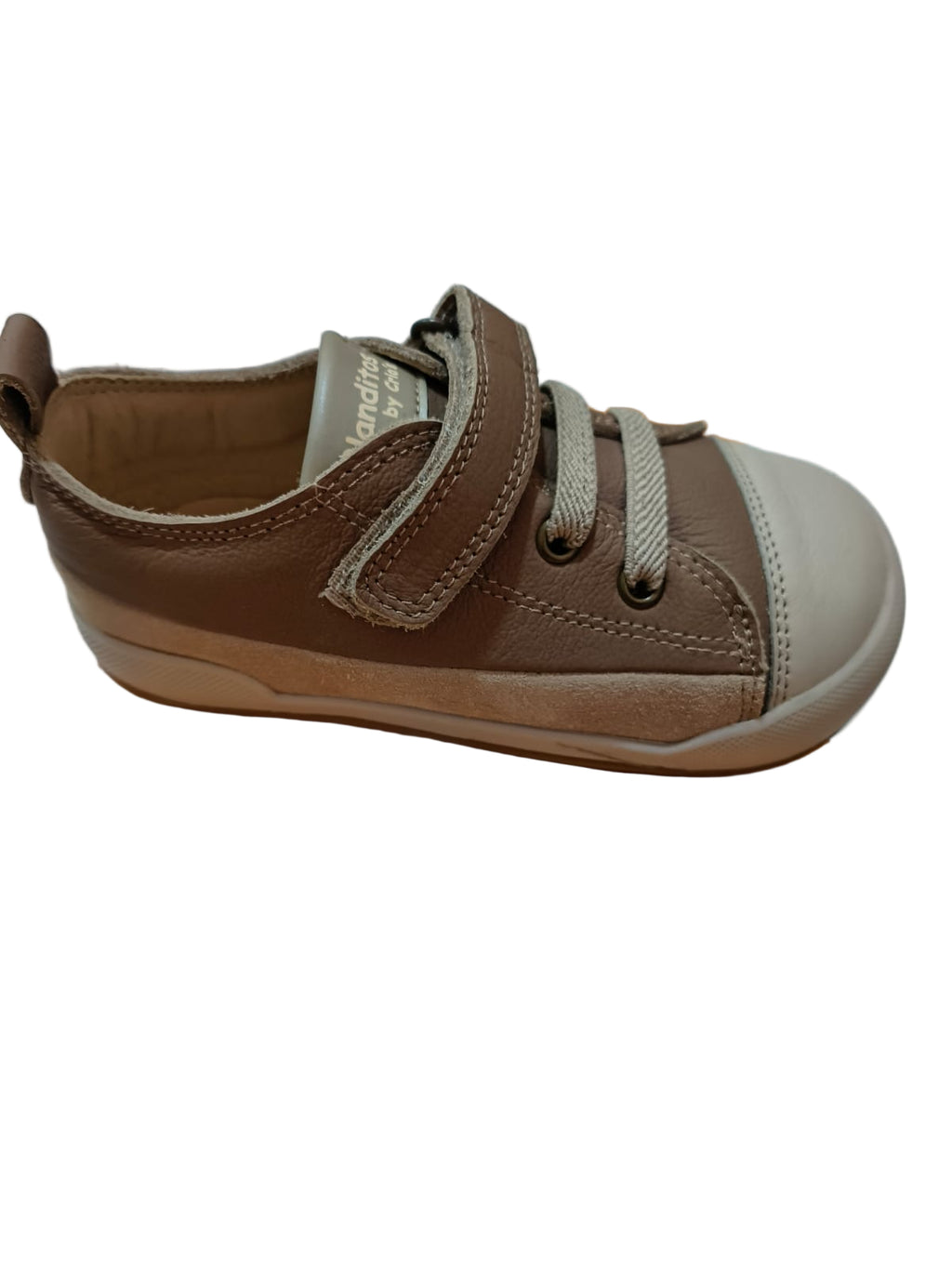 Sapatilha Blanditos Galeon Arena, vista lateral, com atacadores elásticos, tira aderente e biqueira larga.