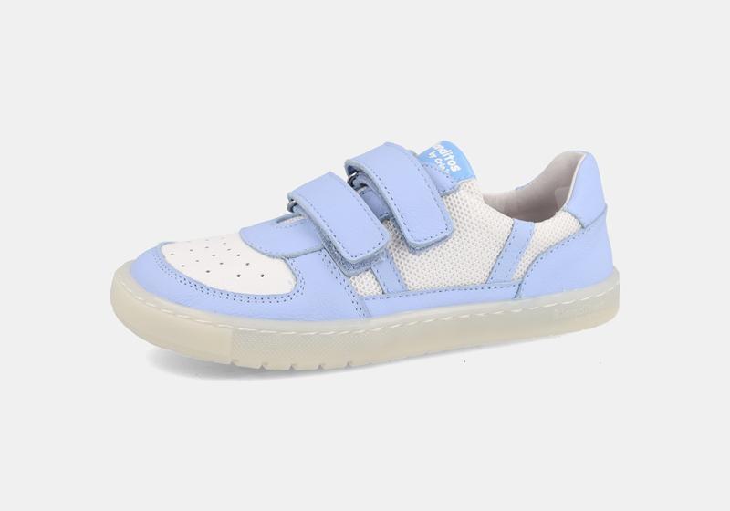 Sapatilha infantil barefoot Blanditos Kauai azul e branca, estilo desportivo, com fecho de duas tiras de velcro e biqueira larga.