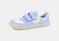 Sapatilha infantil barefoot Blanditos Kauai azul e branca, estilo desportivo, com fecho de duas tiras de velcro e biqueira larga.