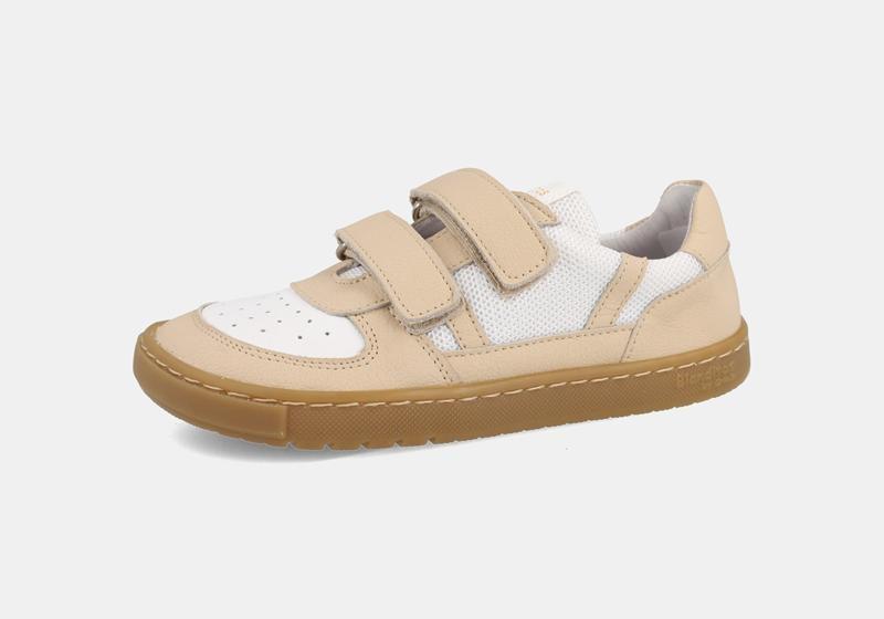 Sapatilha infantil barefoot Blanditos Kauai em bege e branco, com duas tiras de velcro e sola de borracha castanha, vista de perfil.