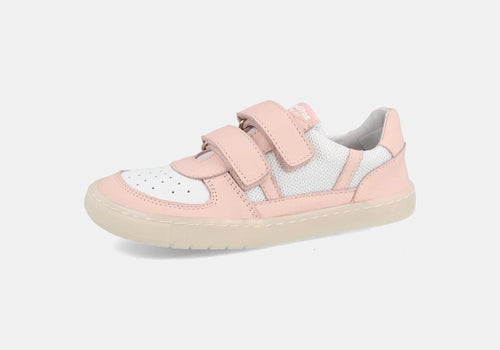 Sapatilha infantil barefoot Blanditos by Crio's Kauai em rosa pálido e branco, com fecho de duas tiras de velcro e sola fina.