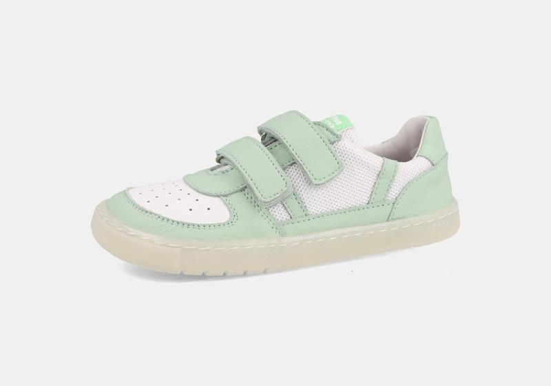 Sapatilha infantil barefoot Blanditos Kauai verde menta e branca, com fecho de duas tiras de velcro e sola fina, ideal para o desenvolvimento natural do pé.