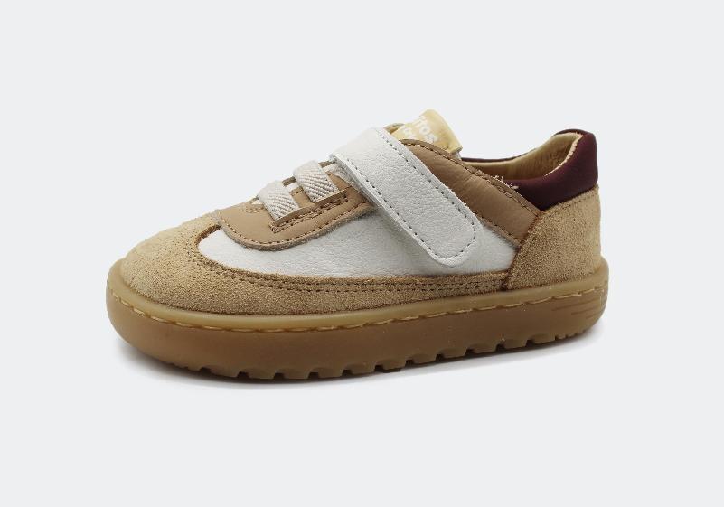 Sapatilhas infantis Blanditos Lagos Arena cor areia e branco, com sola flexível e fecho de velcro, vista lateral.