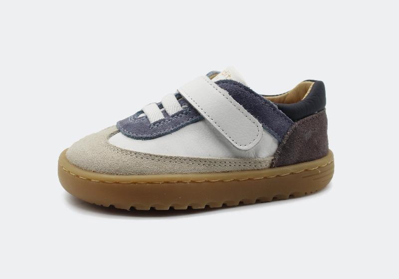 Sapatilhas Blanditos by Crio's Lagos Marinho em tons de azul, branco e bege, com sola flexível e fecho de velcro.
