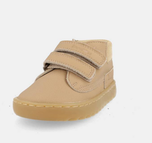 Sapatilha infantil barefoot Blanditos Lima Arena em pele castanha clara, vista de frente e ligeiramente de lado, com fecho duplo de velcro.