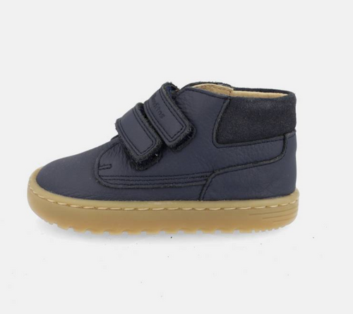 Vista lateral da sapatilha infantil barefoot Blanditos Lima Marinho, cor azul-marinho, evidenciando a sola fina e flexível e o fecho de velcro.