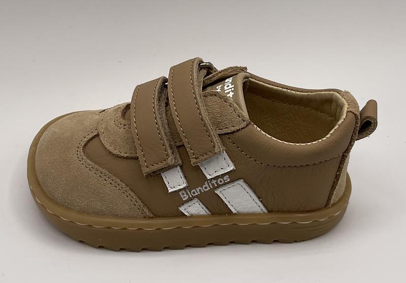 Sapatilhas infantis Blanditos by Crio's Lisboa Arena em pele castanha clara e camurça, com fecho de velcro duplo, vista lateral.