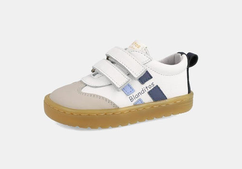 Sapatilha infantil barefoot Blanditos Lisboa em pele branca, com biqueira bege e detalhes em azul escuro e claro. Fecho duplo velcro.