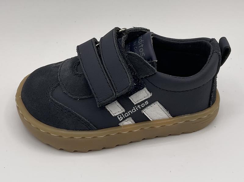 Sapatilhas Blanditos by Crio's Lisboa Marino, calçado respeitador infantil azul marinho com fecho de velcro e sola castanha.