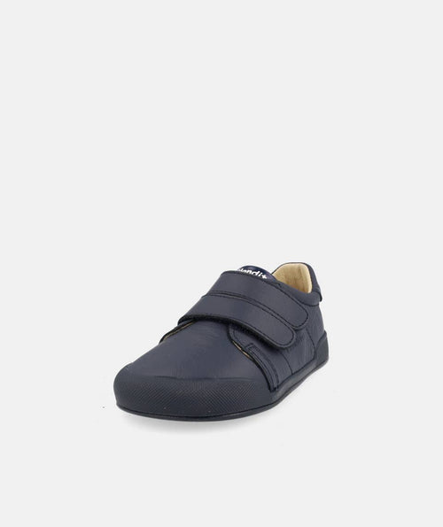 Sapatilha infantil Blanditos Londres Navy, vista frontal em ângulo, evidenciando a biqueira larga e o fecho de duas tiras de velcro.