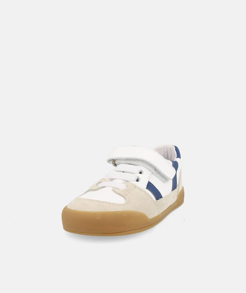 Sapatilha infantil Barefoot Nepal da Blanditos by Crio's, vista frontal, pele branca e bege com detalhes em azul e fecho de velcro.