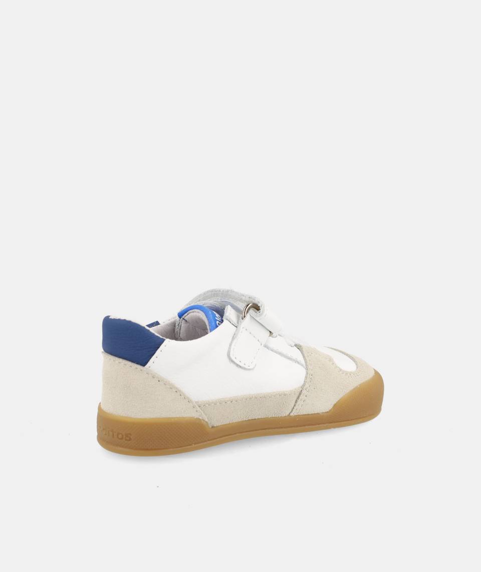 Perspetiva traseira da sapatilha Nepal azulon, focando no forro azul e no fecho de velcro, ideal para calçado barefoot.