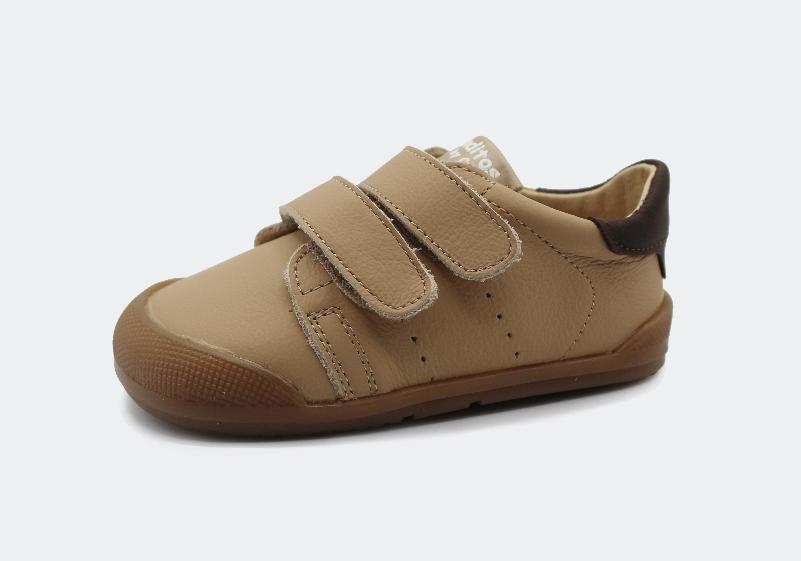 Sapatilha Blanditos by Crio's Paris Arena, vista lateral, com dois velcros e sola flexível, ideal para o desenvolvimento do pé.