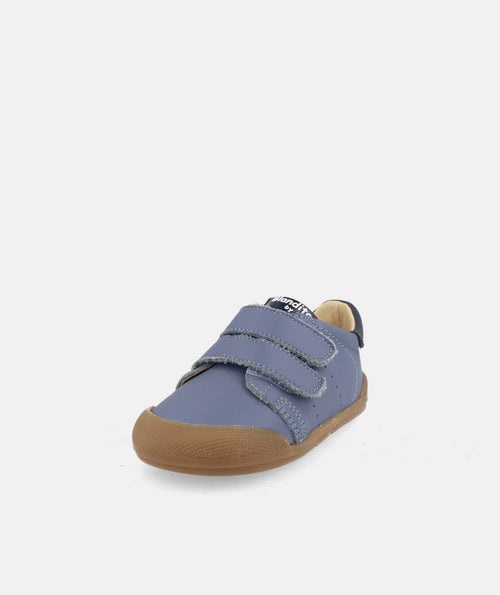 Sapatilha infantil Barefoot Blanditos Paris em tom azul-jeans, vista frontal com biqueira de borracha castanha e fecho de velcro duplo.