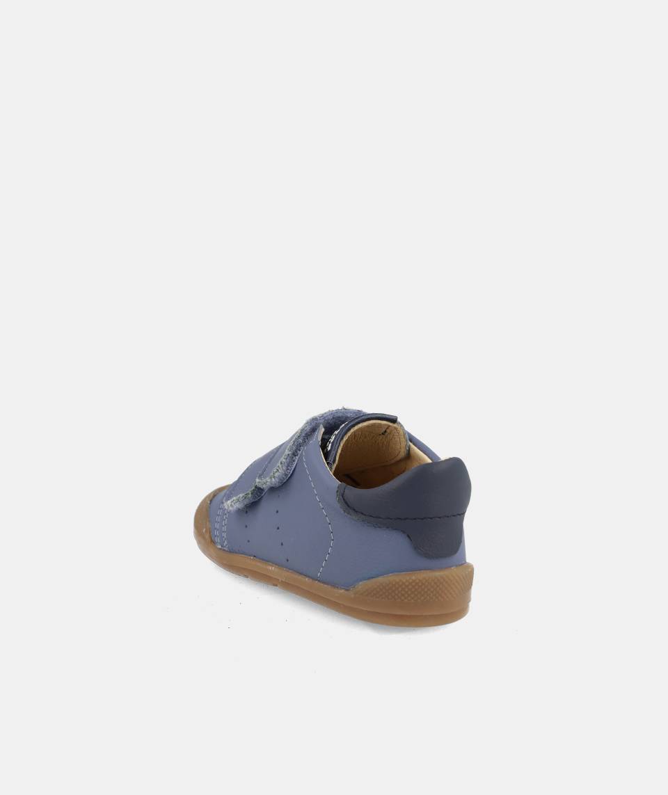Vista traseira da sapatilha Blanditos Paris azul-jeans, destacando o reforço do calcanhar em azul-escuro e a flexibilidade da sola.