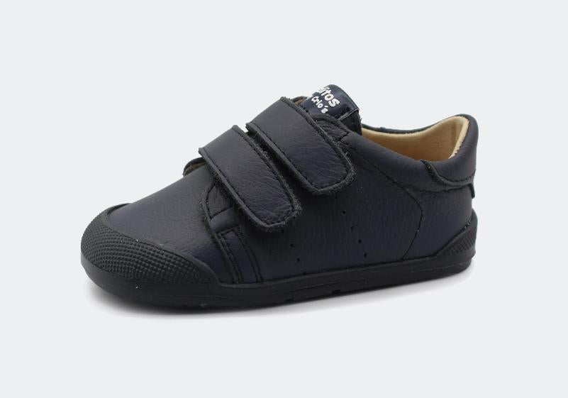 Sapatilha infantil Barefoot Blanditos Paris azul-marinho, com fecho duplo de velcro e biqueira protetora, vista de perfil.