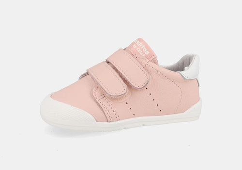 Sapatilha infantil Barefoot Blanditos Paris rosa claro, pele, com fecho duplo de velcro e biqueira branca protetora.