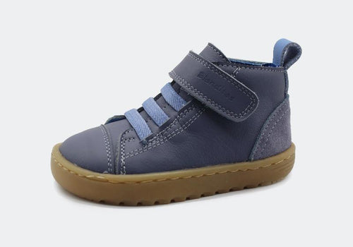 Sapatilha infantil barefoot Blanditos Pekin Jeans azul-marinho, pele, com fecho de velcro e sola fina castanha.