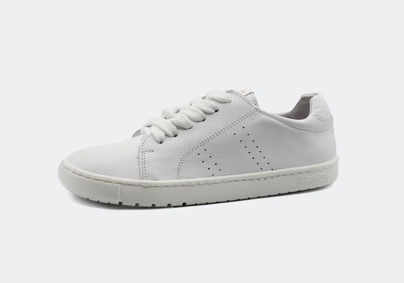 Sapatilha infantil branca da Blanditos by Crio's, modelo Rio, em pele, com atacadores e sola fina, vista de perfil.