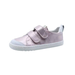 Sapatilha barefoot infantil Blanditos by Crio's Rio cor Cuarzo (rosa metálico) com fecho duplo de velcro e sola branca.