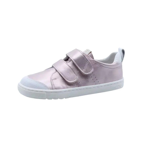 Sapatilha barefoot infantil Blanditos by Crio's Rio cor Cuarzo (rosa metálico) com fecho duplo de velcro e sola branca.