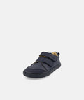 Sapatilha infantil barefoot Blanditos Rio azul marinho, vista frontal inclinada, com fecho de duas tiras de velcro.