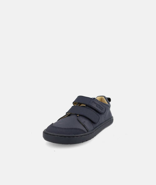 Sapatilha infantil barefoot Blanditos Rio azul marinho, vista frontal inclinada, com fecho de duas tiras de velcro.