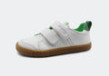 Sapatilha infantil barefoot Blanditos Rio, cor branca com detalhes em verde e sola castanha, vista lateral com fecho de velcro.