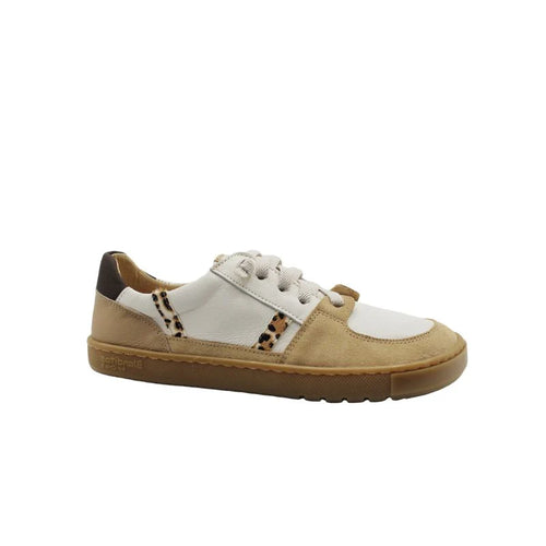 Sapatilha barefoot Blanditos Seul Print com cordão, em tons bege, branco e detalhes em padrão leopardo, vista lateral.