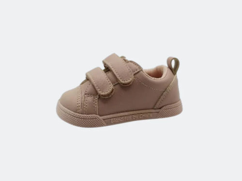 Sapatilha infantil vegana Zeus da Blanditos by Crio's, cor arena, com fecho de velcro duplo e sola flexível.