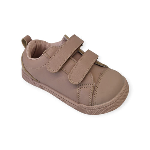 Sapatilha vegana infantil Blanditos Zeus cor Arena, com fecho de velcro duplo e sola fina, vista lateralmente sobre fundo branco.