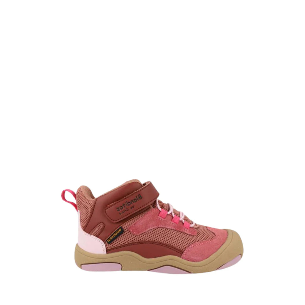 Bota vegana Blanditos Hera Rosa de perfil, com fecho de velcro e detalhes em malha respirável, mostrando o logótipo no tornozelo.