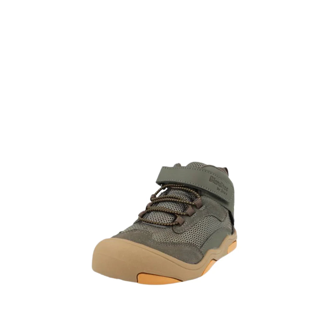 Bota infantil vegana Blanditos Hera Verde, vista frontal, com atacadores elásticos e fecho de velcro, sola castanha clara.