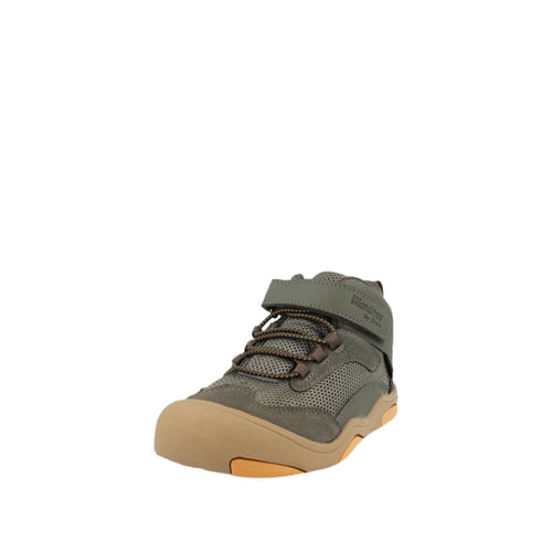 Bota infantil vegana Blanditos Hera Verde, vista frontal, com atacadores elásticos e fecho de velcro, sola castanha clara.