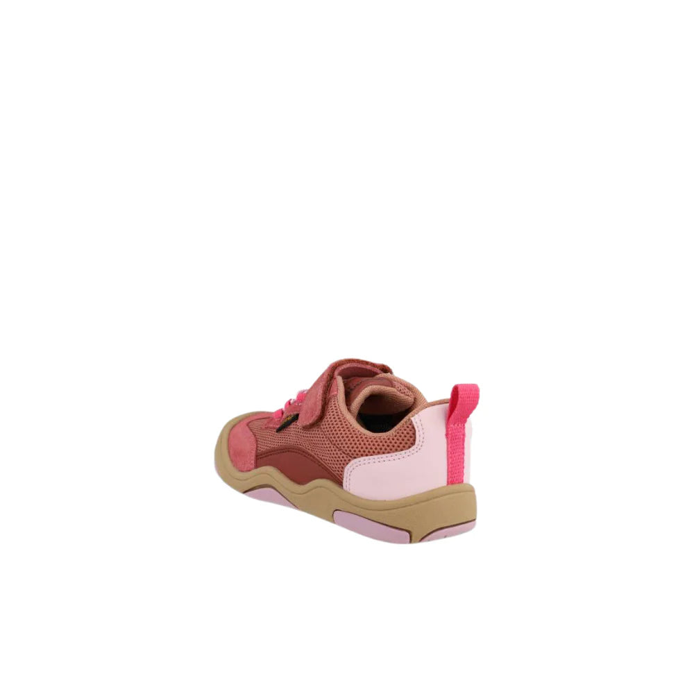 Vista lateral interna da sapatilha barefoot Apolo Rosa, evidenciando a sola flexível e o fecho de velcro.