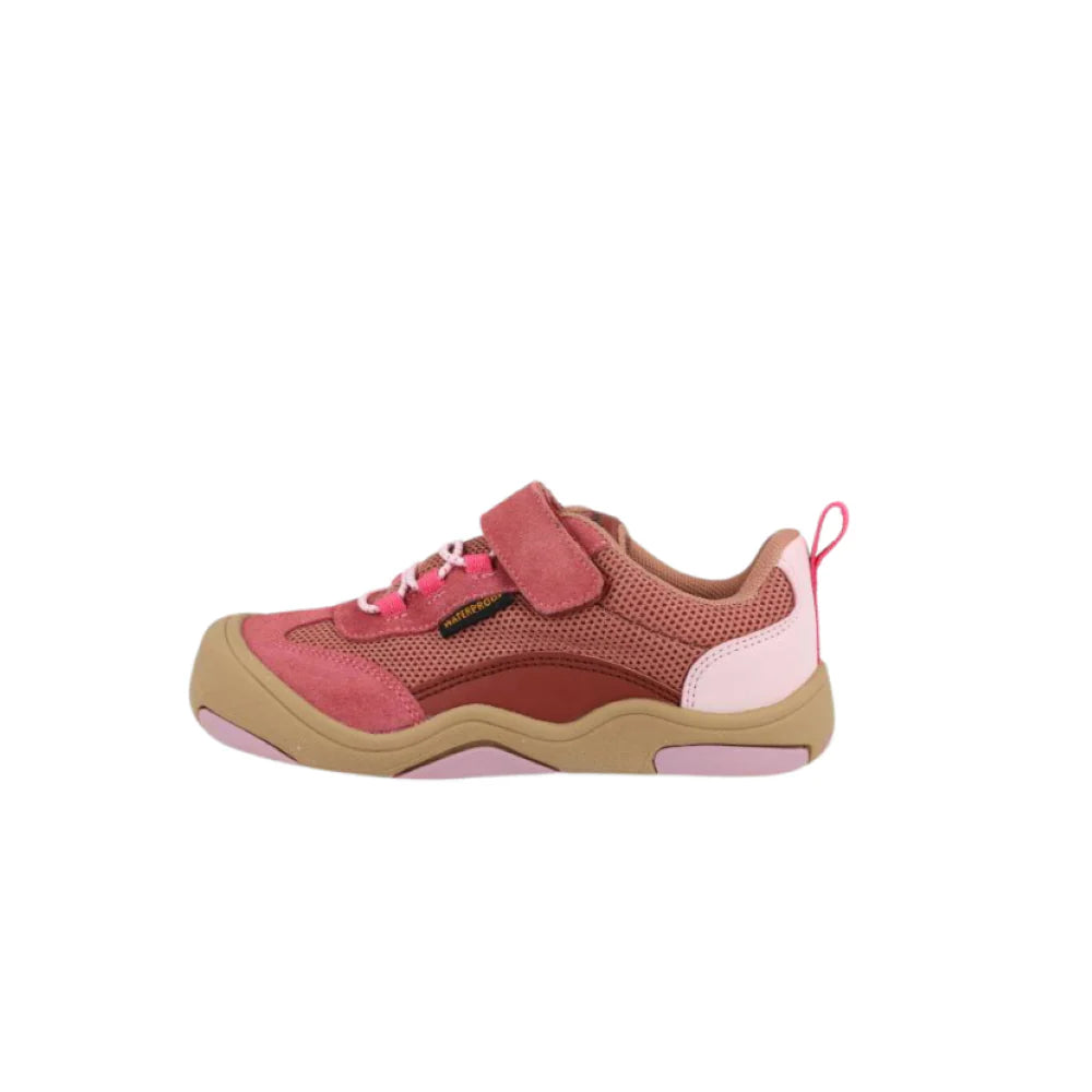 Perfil completo da sapatilha impermeável Apolo Rosa, destacando a biqueira larga, o fecho de velcro e a construção barefoot.