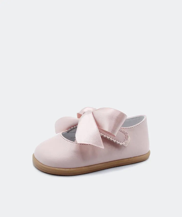 Blanditos de cerimónia em azul-claro (Angel Baby), com laço charmoso e sola fina de 3,5 mm. Calçado barefoot elegante para festas e ocasiões especiais.