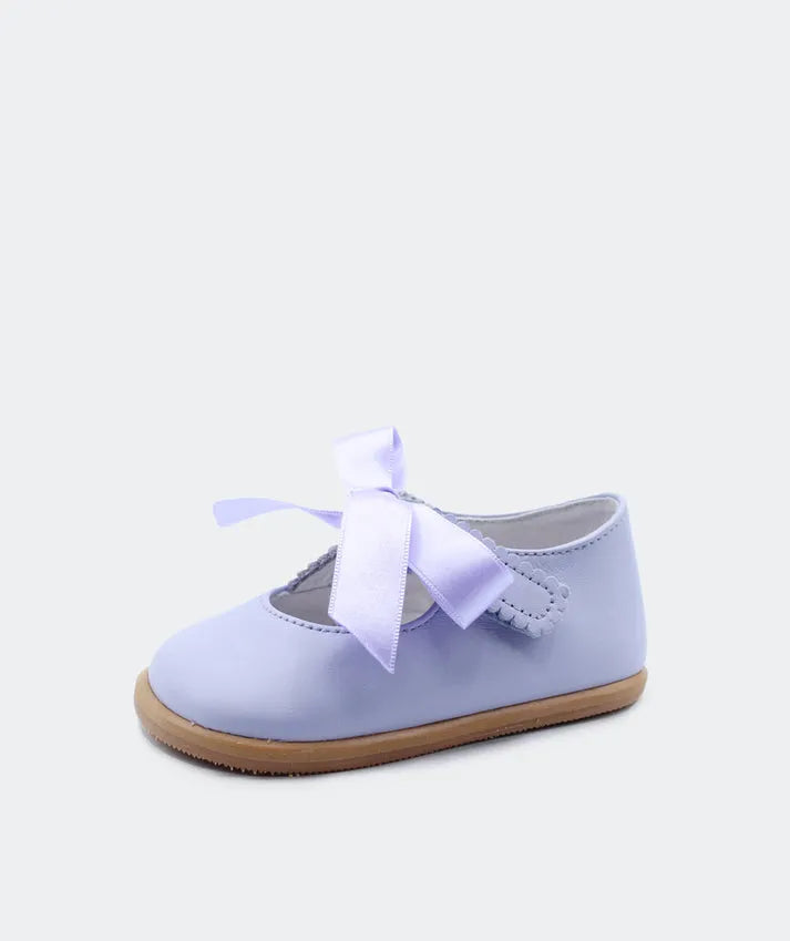  Blanditos de cerimónia em lilás (Angel Lila), com laço elegante e sola fina de 3,5 mm. Ideal para eventos especiais, proporcionando conforto e liberdade de movimento.